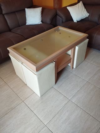 Mesa centro con 4 pufs beige y marrón