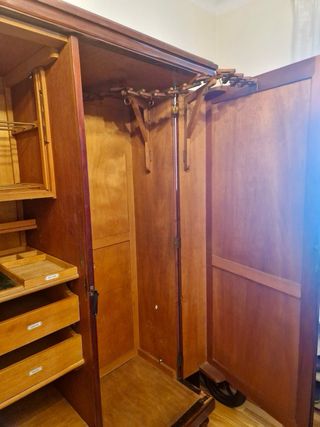 Armario antiguo de madera