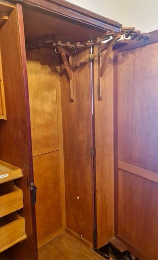 Armario antiguo de madera