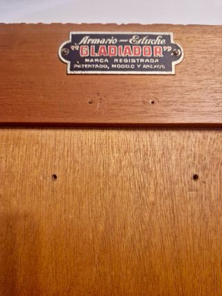 Armario antiguo de madera