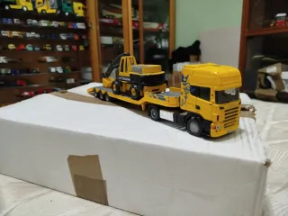 Camion Scania con gondola ed escavatore