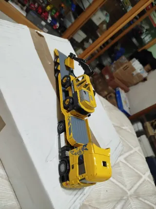 Camion Scania con gondola ed escavatore