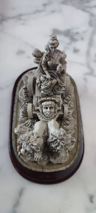 Figura Madrid con leones y carro