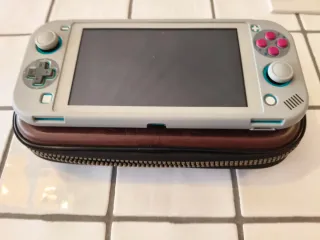 Nintendo Switch Lite + custodia + cover