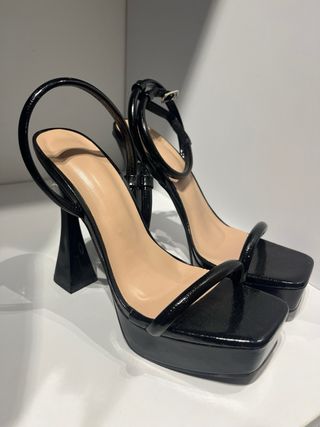 Tacchi alti neri con piattaforma