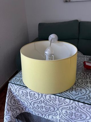 Lámpara de tela beige y oro