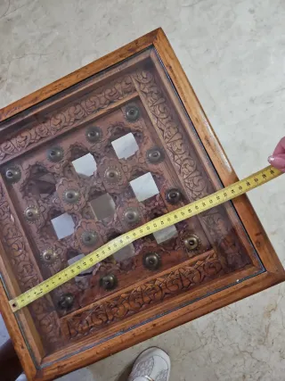 Mesas de salón de madera tallada y cristal