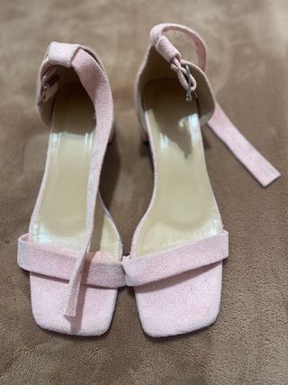 Sandalias rosas de tacón