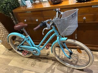Bicicleta infantil azul con cesta