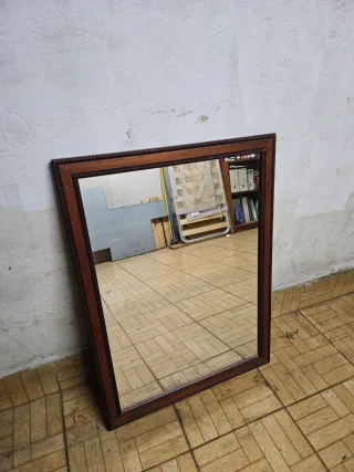 Espejo de madera con marco decorado