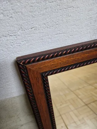 Espejo de madera con marco decorado