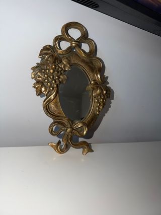 Espejo decorativo dorado con racimos