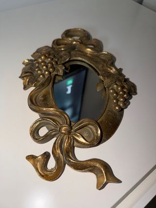 Espejo decorativo dorado con racimos