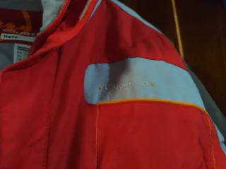 Mono de nieve infantil rojo y azul