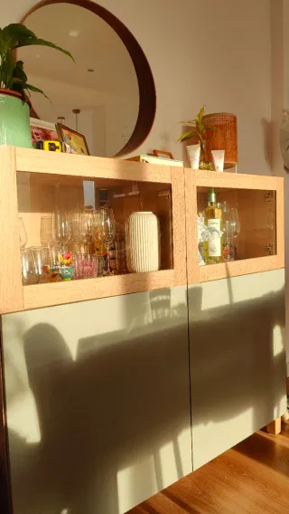 Aparador de madera y cristal