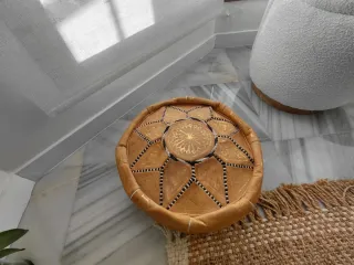 Puf de cuero con detalles dorados