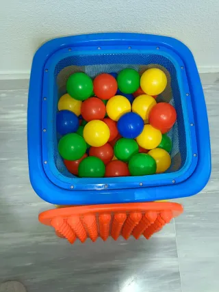 Mesa de juegos con pelotas