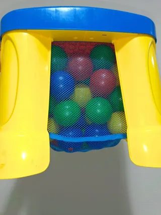 Mesa de juegos con pelotas