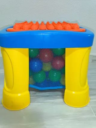 Mesa de juegos con pelotas