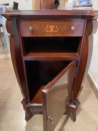 Mesita auxiliar estilo clásico madera