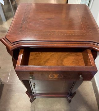 Mesita auxiliar estilo clásico madera