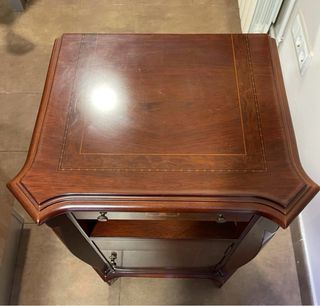 Mesita auxiliar estilo clásico madera