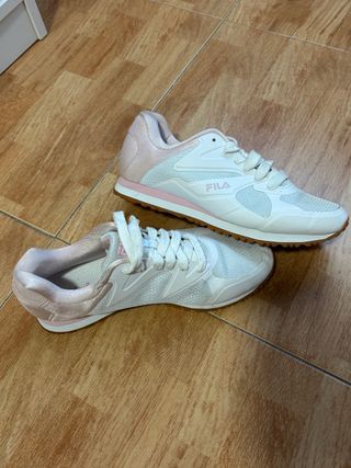 Zapatillas Fila Blancas y Rosas