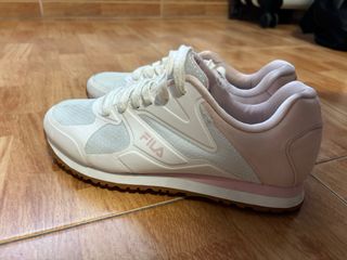 Zapatillas Fila Blancas y Rosas