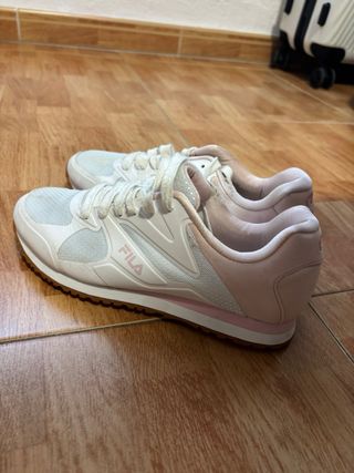 Zapatillas Fila Blancas y Rosas