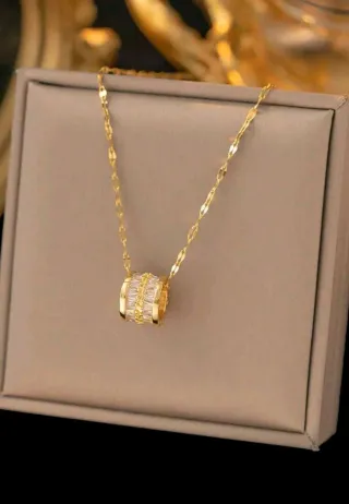 2 Colgantes con circonitas sintéticas.