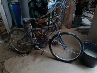 Bicicleta de montaña azul