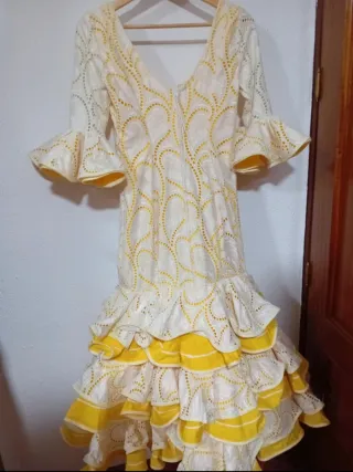 Traje de Flamenca blanco y amarillo.