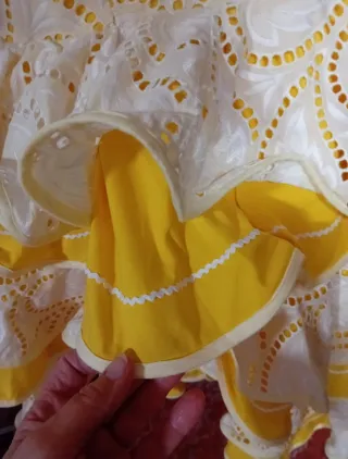 Traje de Flamenca blanco y amarillo.