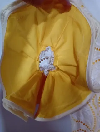 Traje de Flamenca blanco y amarillo.