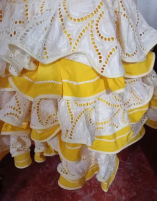 Traje de Flamenca blanco y amarillo.