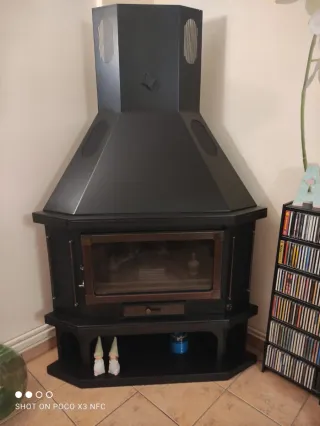 Estufa de leña rinconera forjada