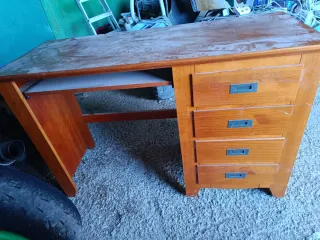 Escritorio de madera marrón