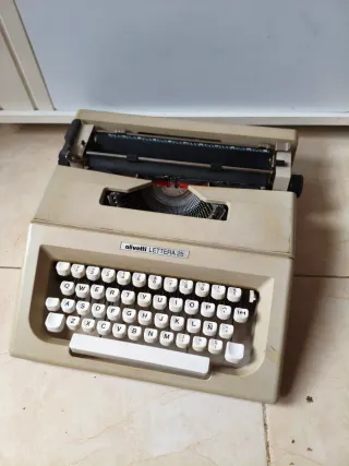 Máquina de escribir Olivetti Lettera 25