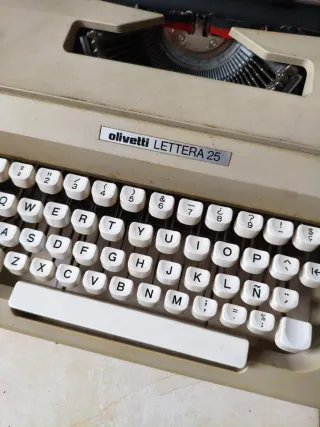 Máquina de escribir Olivetti Lettera 25