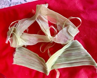 Vestido de comunión blanco con fajín rosa