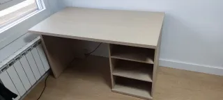 Mesa de escritorio de madera color beige