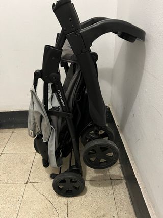 Carrito de bebé gris