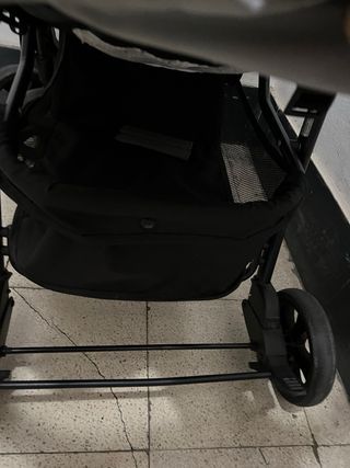 Carrito de bebé gris