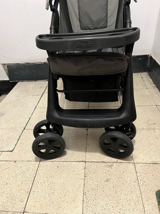 Carrito de bebé gris