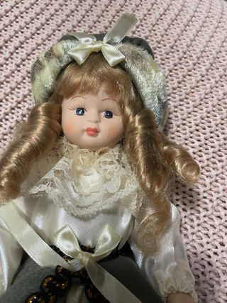 Bambola porcellana collezione favole antiche