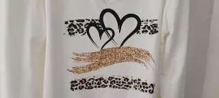 Sudadera blanca con estampado de corazones