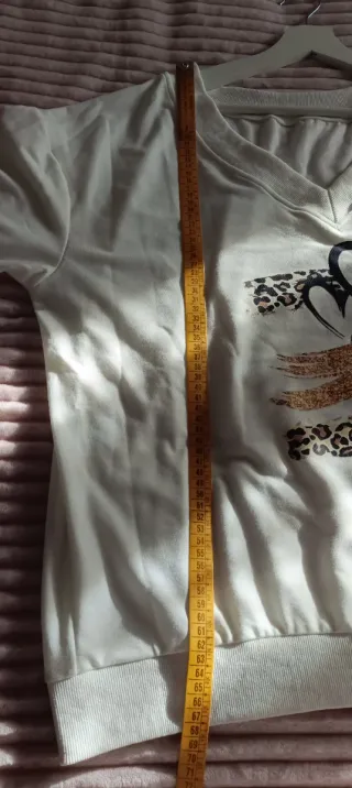 Sudadera blanca con estampado de corazones