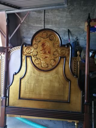 Cabecero de cama madera decorado con motivo.