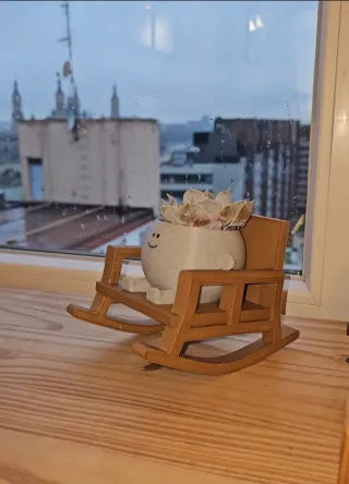 Maceta Abuelita en Mecedora