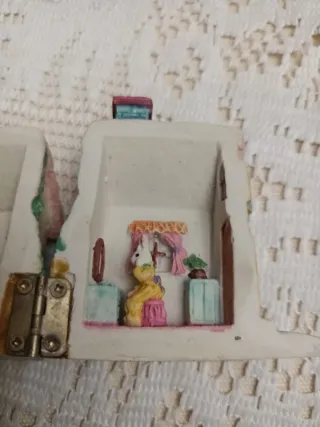 Piccola casa in resina dipinta